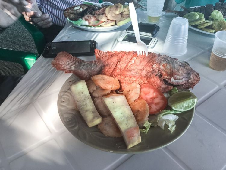 Yaniqueques, pescado, plátano, batata frita