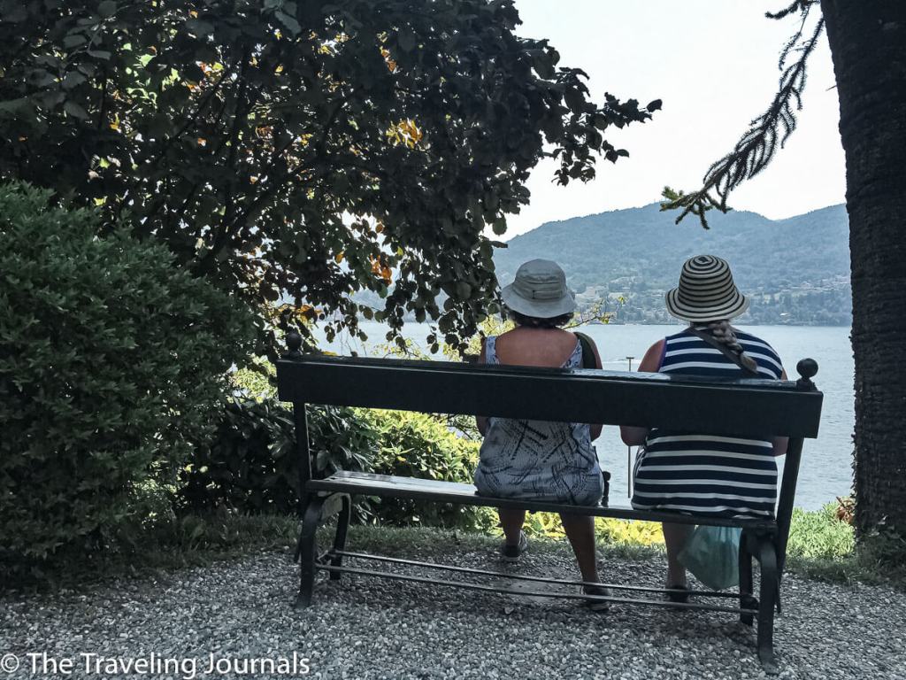My friends relaxing in Villa Carlotta's Garden in Lake Como Mis amigas descansando en el jardín de Villa Carlotta en la Laguna Como
