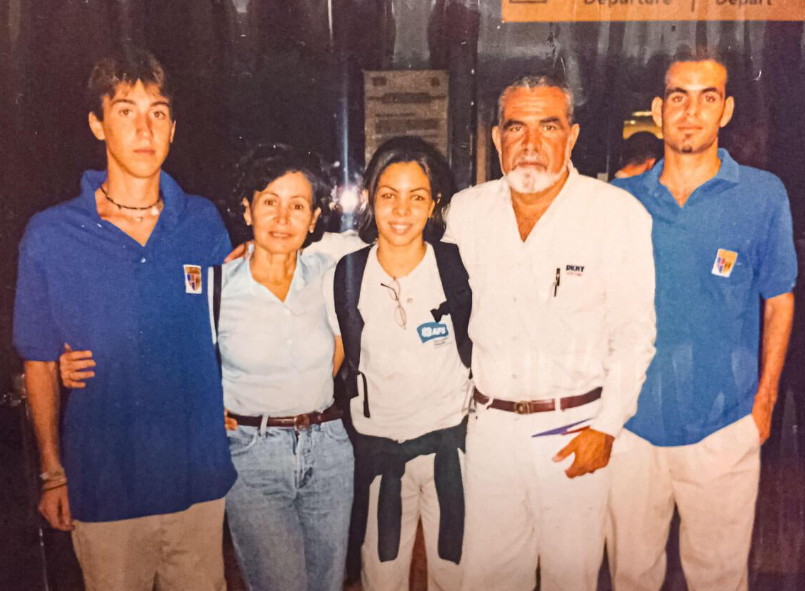 family, familia, goodbyes at the airport, despedida en el aeropuerto, dominican family, familia dominicana, padres e hijos, parents and kids, memories from 1999, recuerdos del 1999, first trip to europe, primer via a Europa