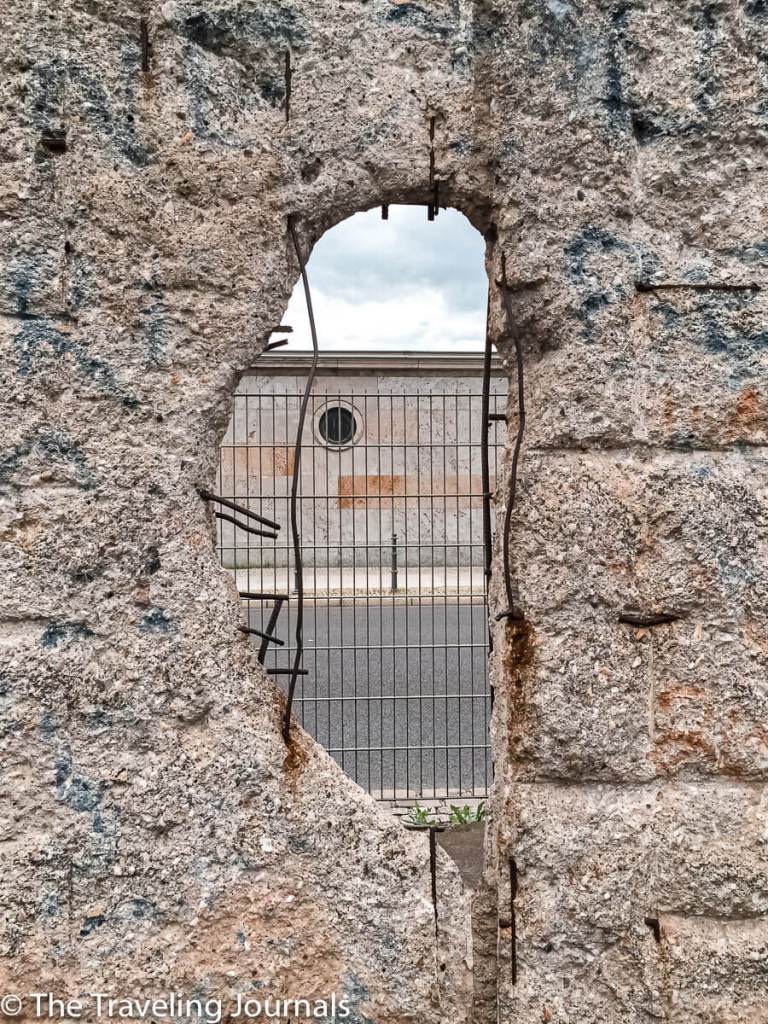 historical buildings in berlin, edificios historicos de berlin, berlin, alemania, germany, checkpoint charlie, control de paso charlie, charlie, berlin wall, muralla de berlin, berlin border, east berlin, west berlin, democratic west, usa, american sector, sector americano, barrera, german history, world war II, segunda guerra mundial, el holocausto, the holocaust, topography of terror, topografia de terror, museo al aire libre, open air museum