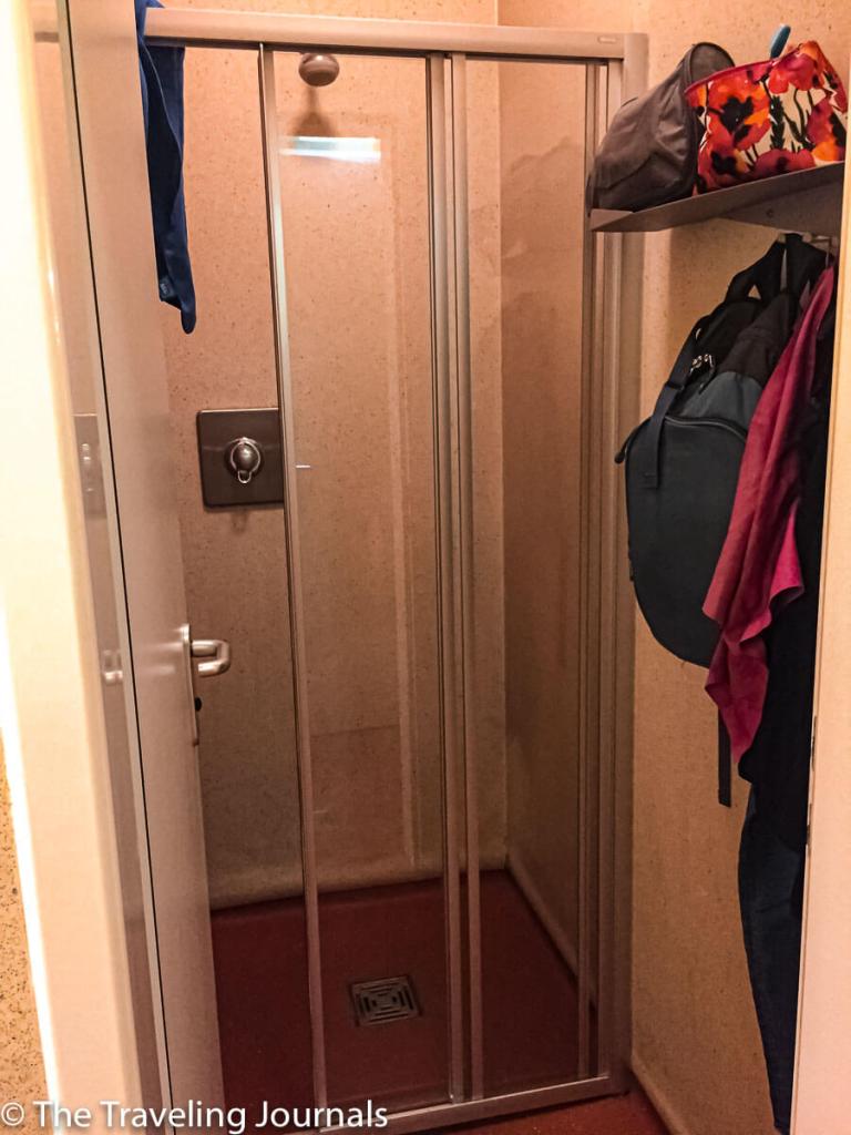 hostel, berlin hostel, accommodation in Berlin, hostel bathroom, baño en un hostal, ducha en un hostal, backpacker memories, backpackers life, backpacker in Europe, backpacker in Berlin, hostel en Berlin, Summer in Berlin, sleeping arrangement, mochilera, Dominicana en Alemania, solo female travel in berin, backpacker in europe, backpacking 2016, summer in europe, buildings in Berlin, edificios en Berlin,