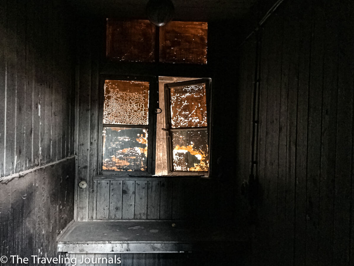 berlin, alemania, germany, backpacker memories, backpackers life, backpacker in Europe, backpacker in Berlin, hostel en Berlin, Summer in Berlin, sleeping arrangement, mochilera, Dominicana en Alemania, solo female travel in berin, backpacker in europe, backpacking 2016, summer in europe,nazi concentration camp, campo de concentracion nazi, SACHSENHAUSEN TOUR, sachsenhausen concentration camp, sachsenhausen, Arbeit Macht Frei, work makes you free, trabajar de hace libre, Oranienburg, custody zone, slave labor, prisoner abuse, abuso de prisoneros, prison cell, walking tour, holocaust, gas chamber, Sachsenhausen Concentration Camp Memorial and Museum, Main entrance – Tower A,Ruins of Station Z, Hospital and Pathology Lab, Baracke 38 -39, Casino of the SS Officers, Appellplatz, SS Cell Block, barraca de los prisioneros, camara de gas, memorial, guards uniform at sachsenhausen, uniformes de los guardias de sachenhausen, prisoners uniforms, uniformes de los prisioneros, bathroom, washroom, prisoners washroom, baño de los prisioneros