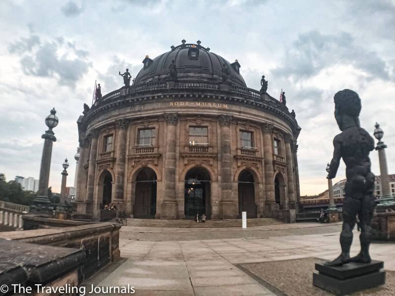 mochilera, Dominicana en Alemania, solo female travel in berin, backpacker in europe, backpacking 2016, summer in europe, buildings in Berlin, edificios en Berlin, museum, museo bode, Kaiser-Friedrich-Museum, museum island, isla de museos en berlin