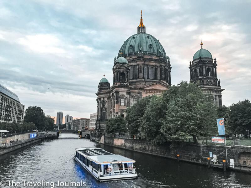 mochilera, Dominicana en Alemania, solo female travel in berin, backpacker in europe, backpacking 2016, summer in europe, buildings in Berlin, edificios en Berlin, Berliner Dom, Catedral de Berlin, Berlin cathedral, historical buildings in berlin, edificios historicos de berlin, berlin, alemania, germany, spree, spree river, rio spree, river cruise berlin, sunset, atardecer, anochecer en berlin