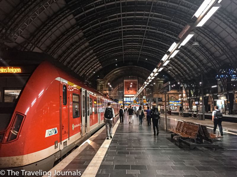 summer in Frankfurt, Verano en Frankfurt, Verano en Francfort, exploring frankfurt,solo travel in Germany, mochilera en Frankfurt, Mochilera en Alemania, Frankfurt (Main) Hauptbahnhof, estacion principar del trenes en francfort, dentro de la estacion, inside Frankfurt (Main) Hauptbahnhof, train station in frankfurt, train station in europe, train station in germany