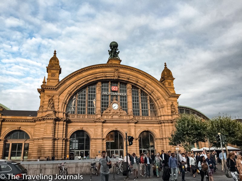 summer in Frankfurt, Verano en Frankfurt, Verano en Francfort, exploring frankfurt,solo travel in Germany, mochilera en Frankfurt, Mochilera en Alemania, Frankfurt (Main) Hauptbahnhof, estacion principar del trenes en francfort, dentro de la estacion, inside Frankfurt (Main) Hauptbahnhof, train station in frankfurt, train station in europe, train station in germany, main entrance, entrate principal