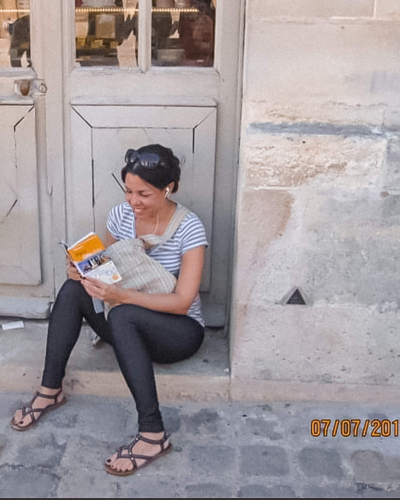 summer 2010, Paris 2010, girl in Paris, first time solo traveler, primer via sola, verano en Paris, Versailles, Palacio de Versalles, travel guide, guia de viajes, girl seating looking at a travel guide, travel memories, memories de via, 1er viaje a Paris, First solo trip