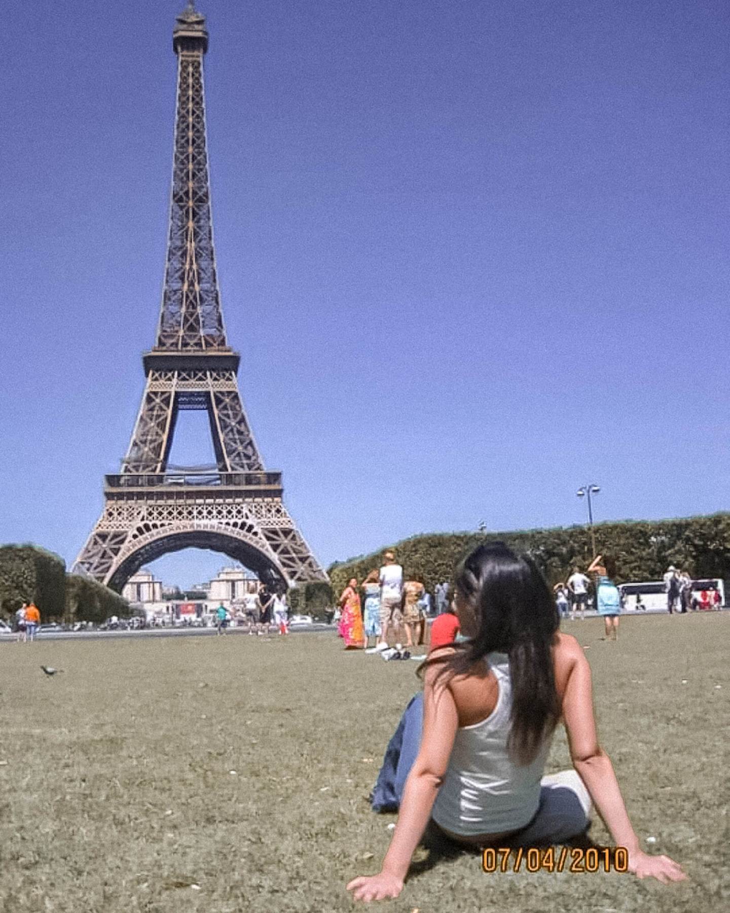 girl admiring Eiffel Tower, Summer, Summer in Paris, Versos en Paris, Verano 2010, first solo trip, Primer viaje sola, sunny day in Paris, park in Paris, Parque en Paris, European summer, Verano en Europa, solo female travel, how I became a solo traveler, travel memories, memorias de viajes, july 2010, Julio 2010