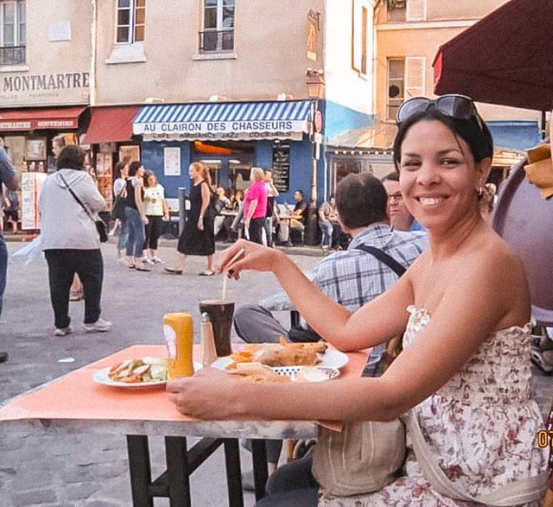 Dinner for one, cena para uno, dinner in Montmatre, Cena en Montmatre, Smiling to strangers, summer 2010, Verano 2010, First solo trip, Primer via sola, travel memories, recuerdos de via, outdoor dining, fernando afuera