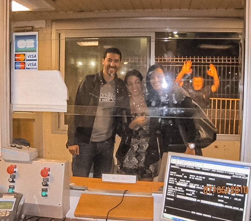 friends in Paris, towed car, parking ticket, travel memories, Paris 2010, Recuerdos de Paris, photobomb, photobombing, funny travel memory,