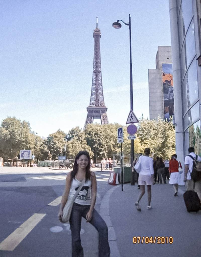 girls standing behind the Eiffel tower, summer 2010, verano en Paris 2010, memories de vials, travel memories, happiness in Paris, primera vez en Paris, first time in Paris.