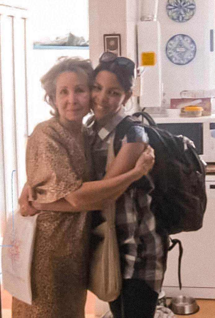 mother and daughter, madre e hijab's, travel memories, recuerdos de via, summer in Europe, Verano en Europa, daughter hugging daughter, hijab's abrazando a su madre, amor de madre e hijab's, mother love, summer 2010, verano 2010